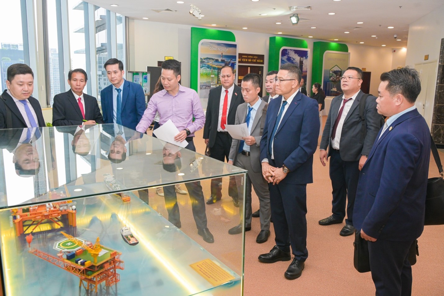 Các đại biểu nghe giới thiệu về Giàn Đầu Giếng WHP-DH2